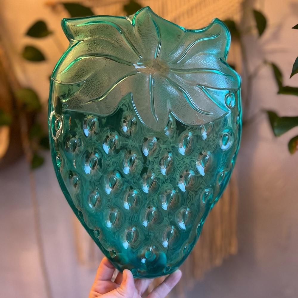 Vintage Green Plastic Strawberry Platter Retro Fruit Tray / Kitsch Kitchen Decor